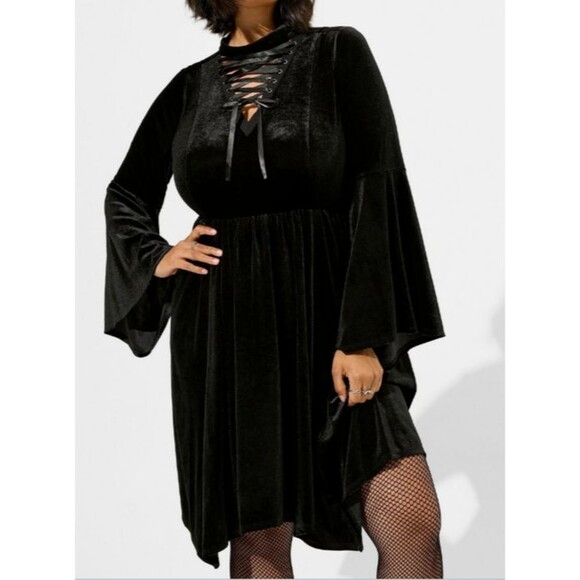 Torrid Black Stretch Velvet Flare Sleeve Lace Up Witchy Goth Midi Dress Plus 1X - Picture 6 of 10